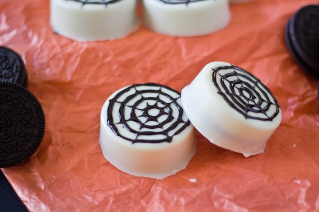 Halloween Oreo Spider Web Cookies