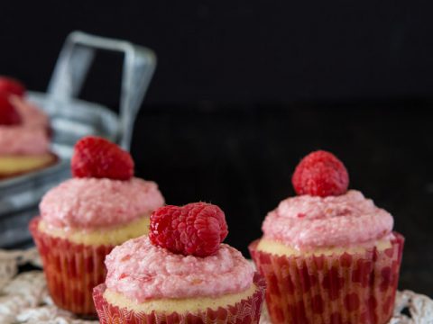 https://azestybite.com/wp-content/uploads/2014/12/Raspberry-vanilla-bean-cupcakes_-8-480x360.jpg
